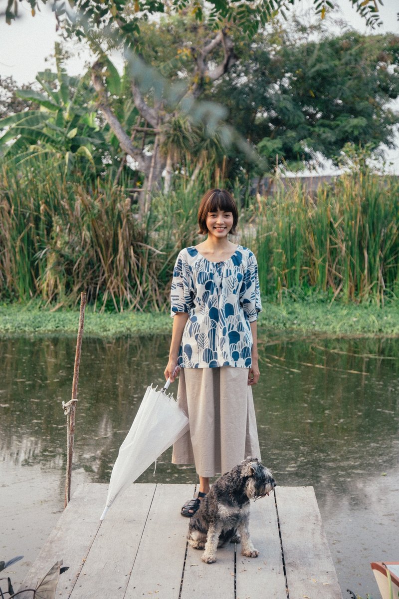Mulmul blue forest gathered blouse - เสื้อเชิ้ตผู้หญิง - ผ้าฝ้าย/ผ้าลินิน สีน้ำเงิน