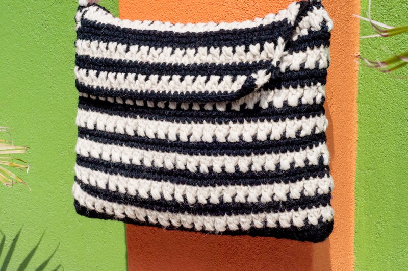 Pure wool crocheted light bag/cross bag/side bag/shoulder bag/tote bag/shopping bag-black and white - กระเป๋าแมสเซนเจอร์ - ขนแกะ สีดำ