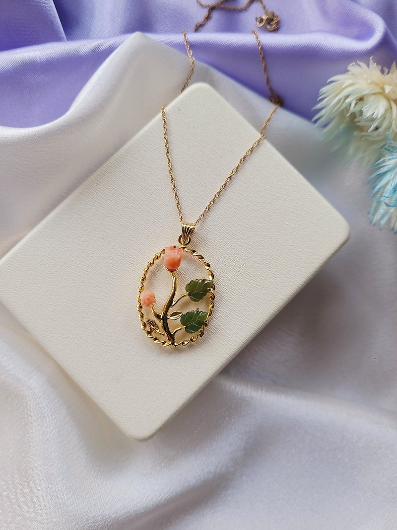 American Western Antique Jewelry/Oval Gold Rope Frame Coral Flower Jade Leaf Gold Necklace/Vintage Jewelry - สร้อยคอ - วัสดุอื่นๆ 