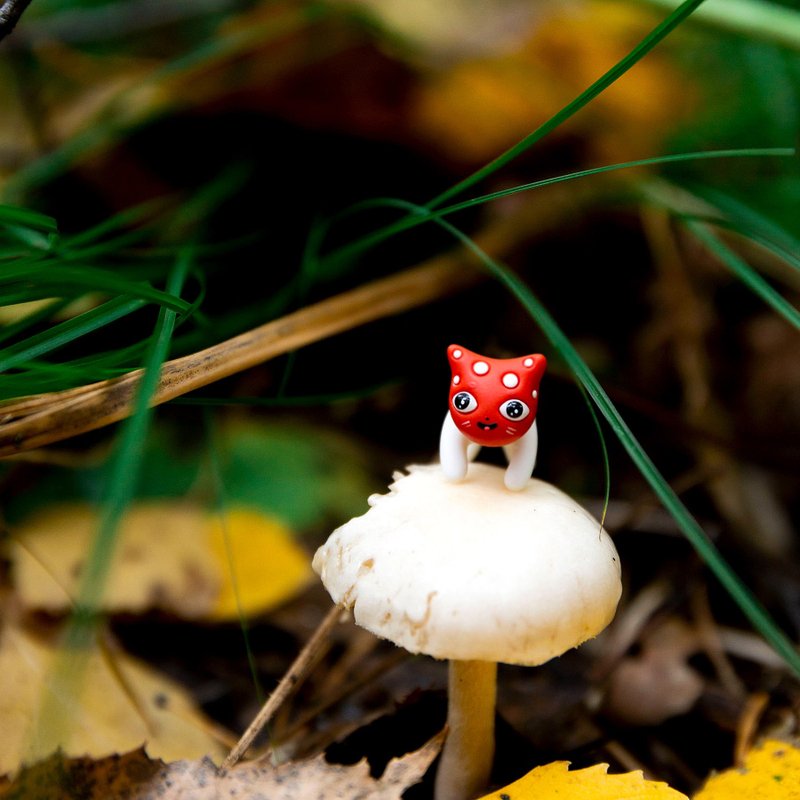 Fungi Cat Earrings - Cute Jewelry for Cat Lovers - Handmade Art - 耳環/耳夾/耳骨夾 - 其他材質 紅色