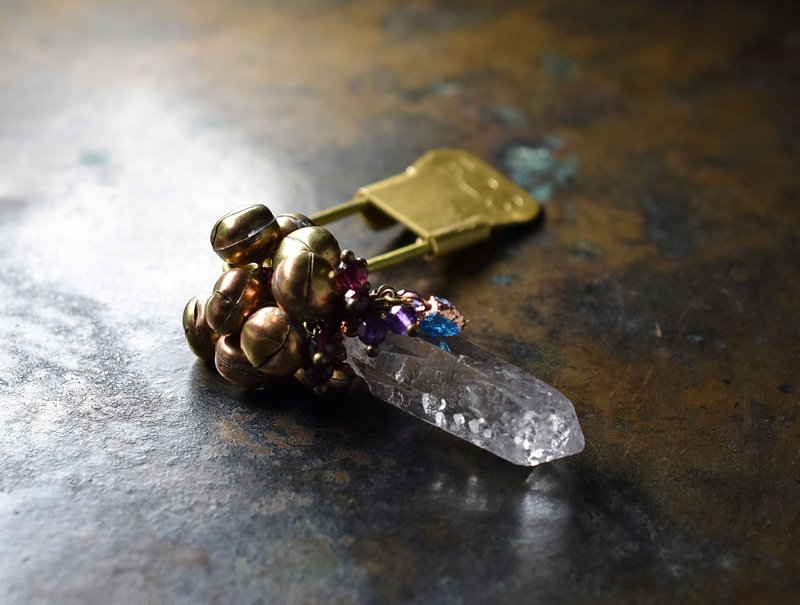 Brazilian icicle crystal, heavy bell, garnet, amethyst, and apatite laundry pin brooch - เข็มกลัด - โลหะ สีใส