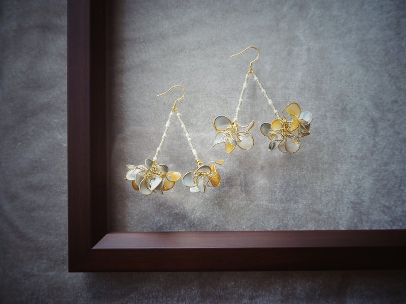 Autumn Moon Spring Flower Pendant Resin Earrings - ต่างหู - เรซิน สีทอง