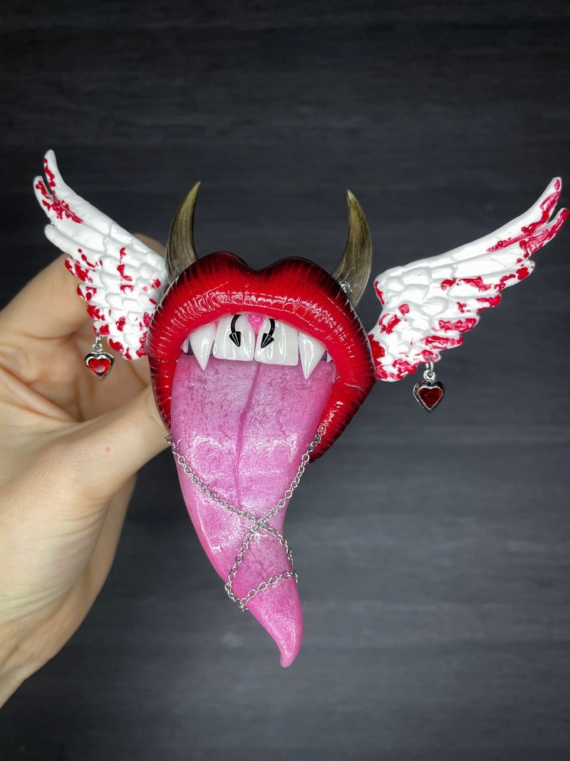 Brooch. Dark angel lips with horns. - 胸針 - 黏土 
