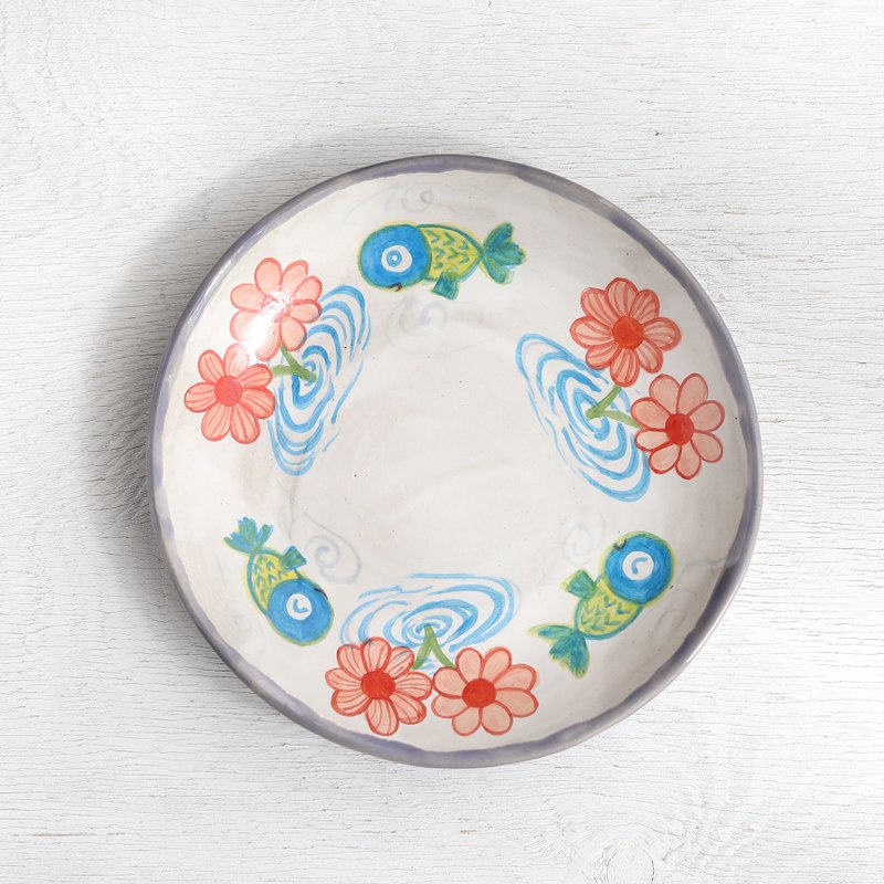 青い金魚と赤い花の色絵皿 - 皿・プレート - 陶器 ブルー