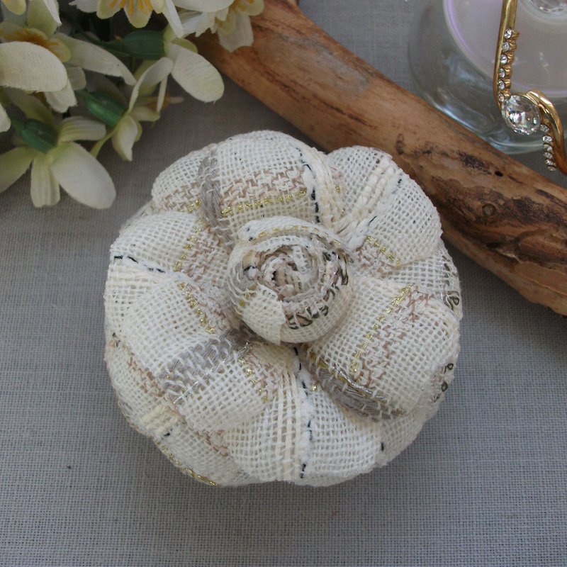 Camellia flower brooch in beige fabric - เข็มกลัด - ขนแกะ ขาว
