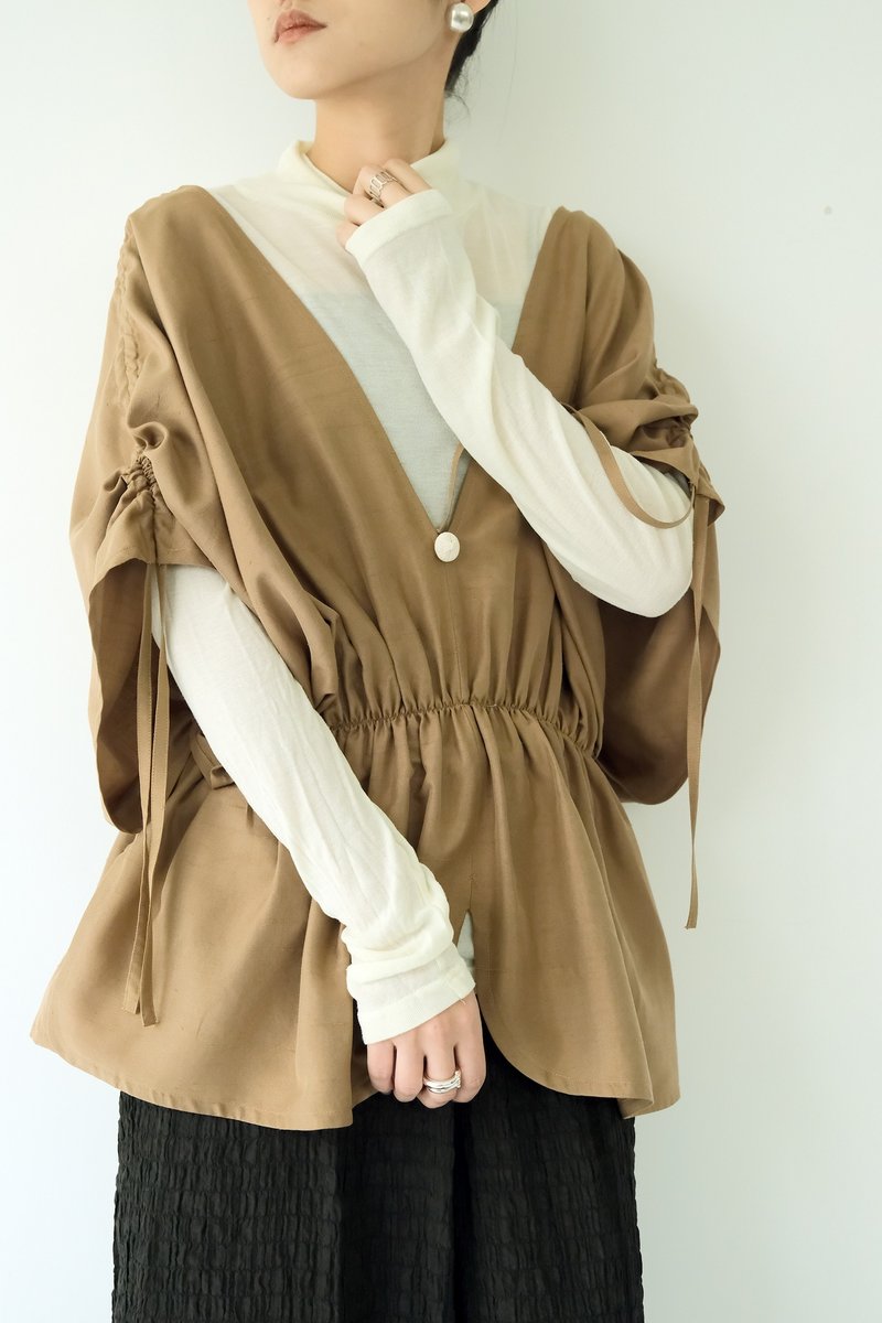 川 衣 WEAR BEING  蠶絲V領抽繩縮腰上衣  茶褐 - 背心/無袖上衣 - 棉．麻 咖啡色