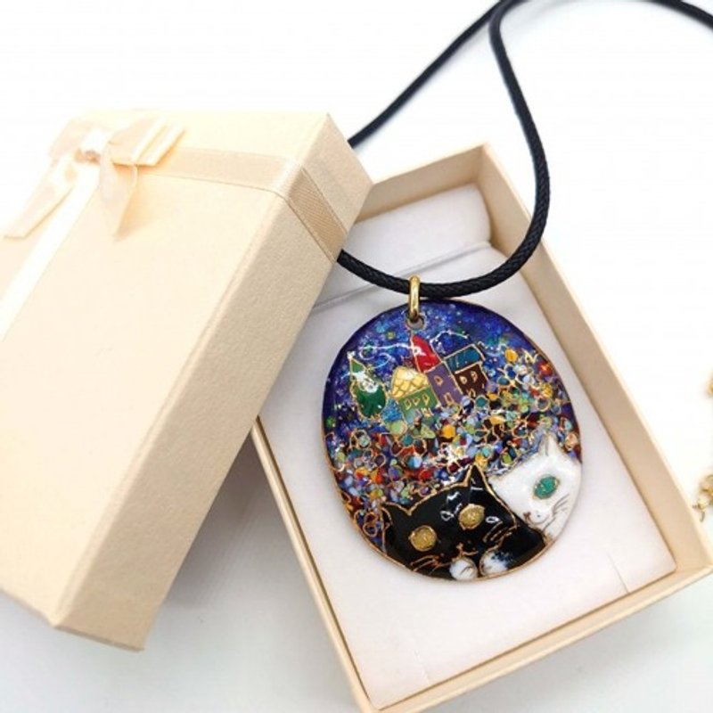 Cloisonne pendant of two cats taking a walk at night - สร้อยคอ - โลหะ สีดำ