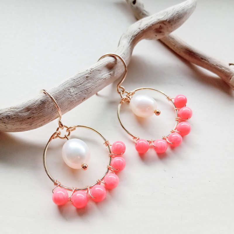 [14KGF] Coral and freshwater pearl hoop earrings - Earrings & Clip-ons - Semi-Precious Stones Pink