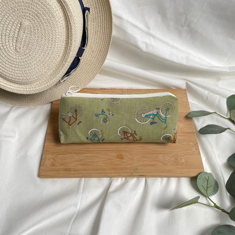 大容量三角筆袋化妝包 新綠踏青 - 鉛筆盒/筆袋 - 棉．麻 綠色