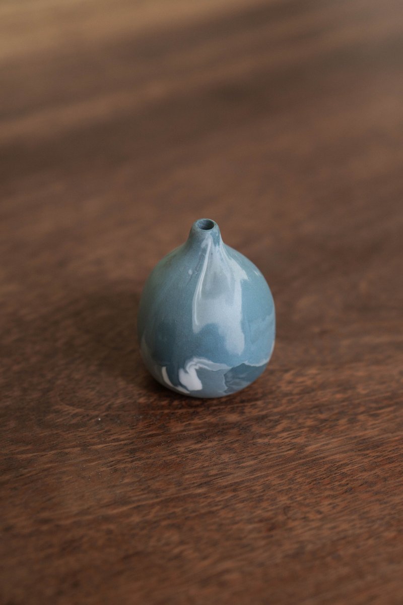 Blue marbled small bud vase - เซรามิก - เครื่องลายคราม สีน้ำเงิน