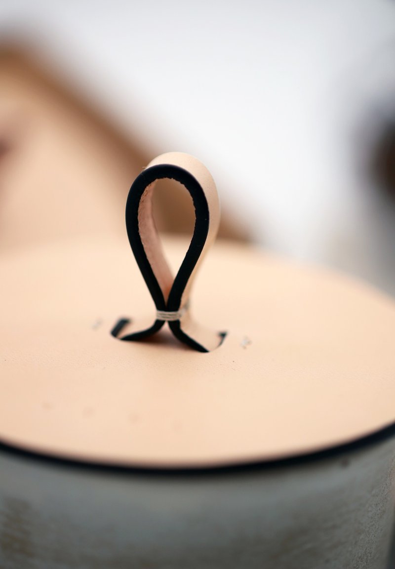 生活系列-植鞣色優雅皮革杯蓋 深藍色邊油 - 擺飾/家飾品 - 真皮 卡其色