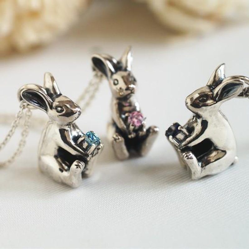 Rabbit pendant with a bouquet - สร้อยคอ - เงินแท้ สีเงิน