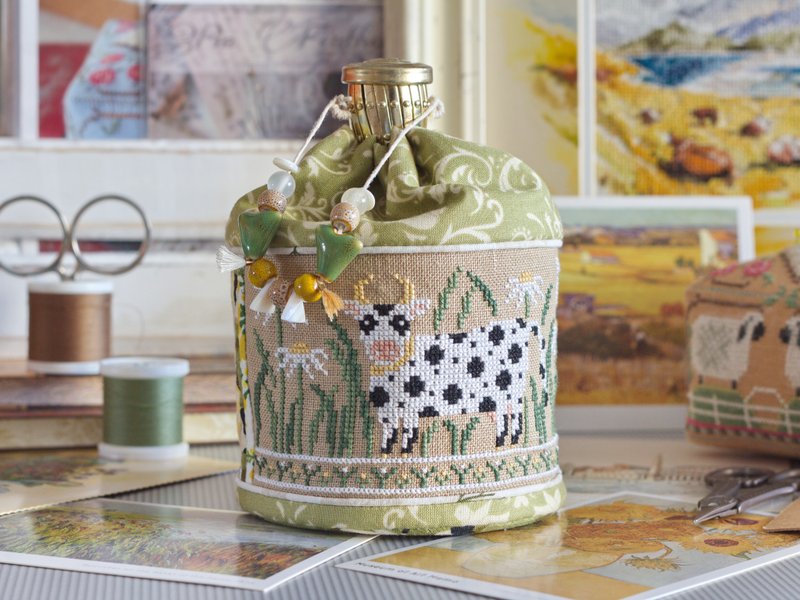 Handmade Round box, pouch, purse with cross stitched Cow - 其他 - 環保材質 灰色
