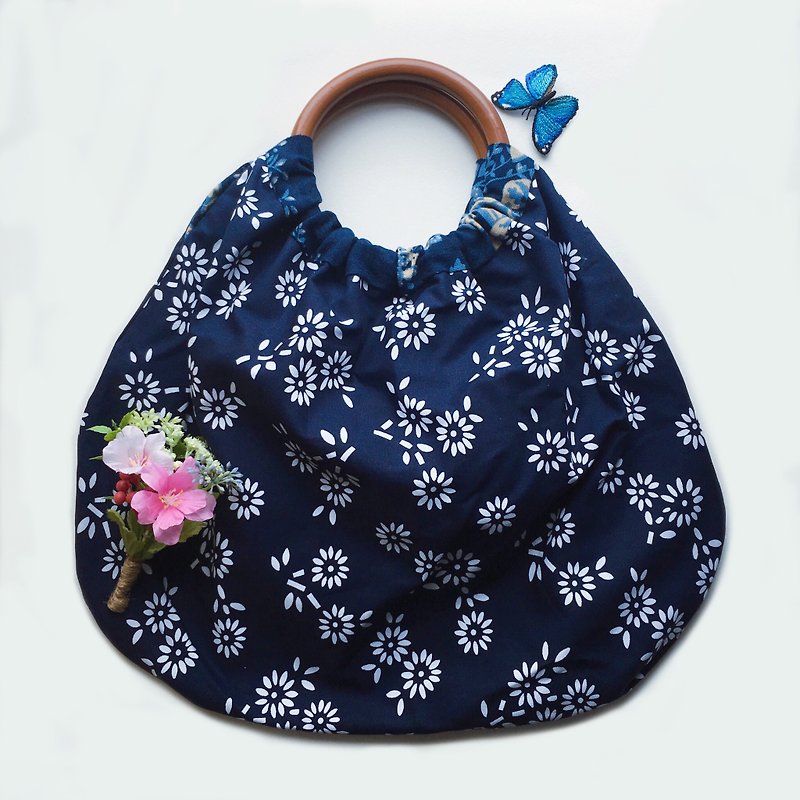 Retro blue and white porcelain spell blue imitation batik cloth grandmother bag bag handbag double-sided bag walking bag - กระเป๋าถือ - วัสดุอื่นๆ สีน้ำเงิน