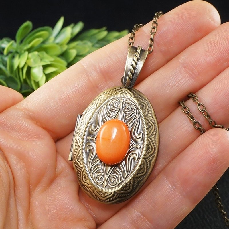 Oval Brass Photo Locket Peach Pink Orange Coral Pendant Locket Necklace Jewelry - สร้อยคอ - วัสดุอื่นๆ สีส้ม