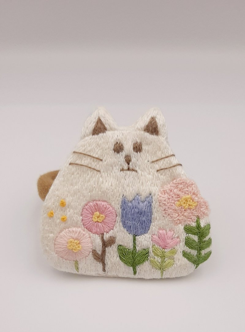 A cute white fat cat on the flower brooch/pin. - Brooches - Thread White