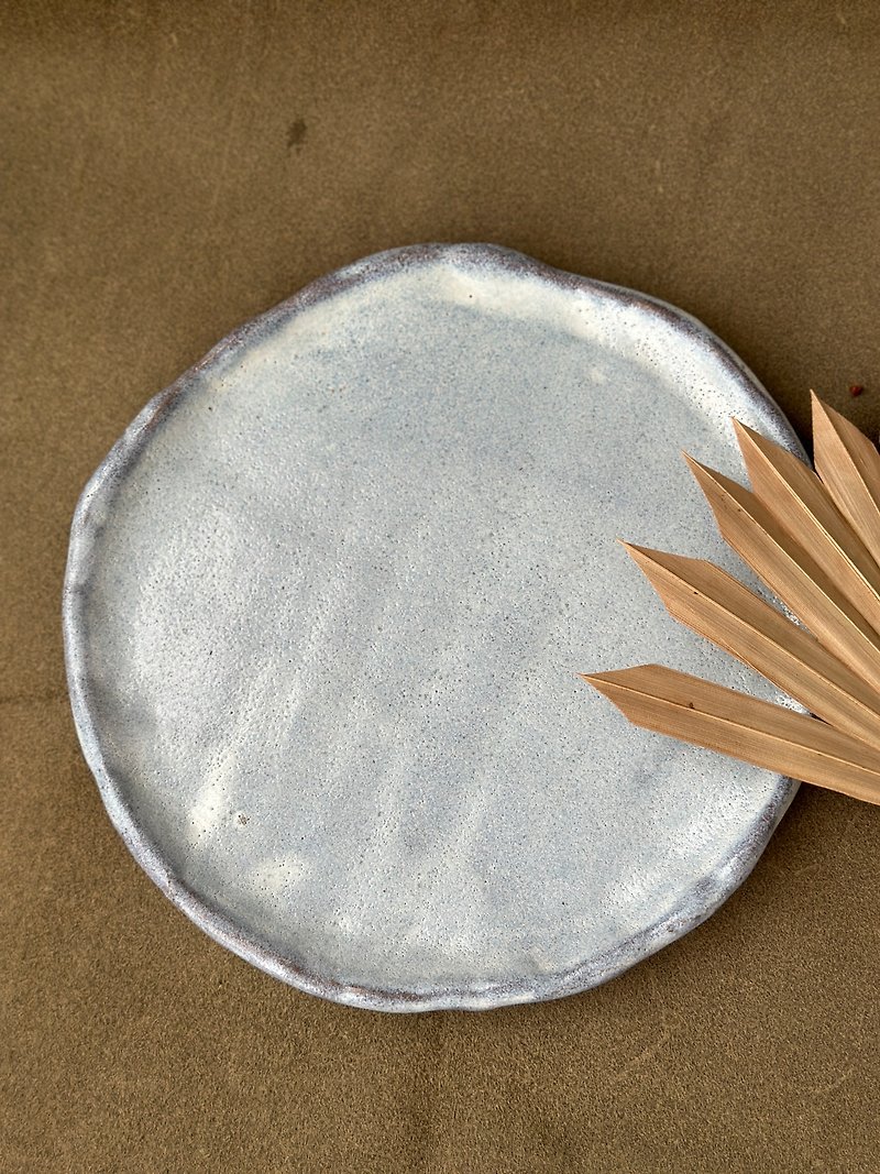30022 温かみのある素朴な手練りイエロー陶器ホワイト釉ライトブルーグレーディスク - 皿・プレート - 陶器 