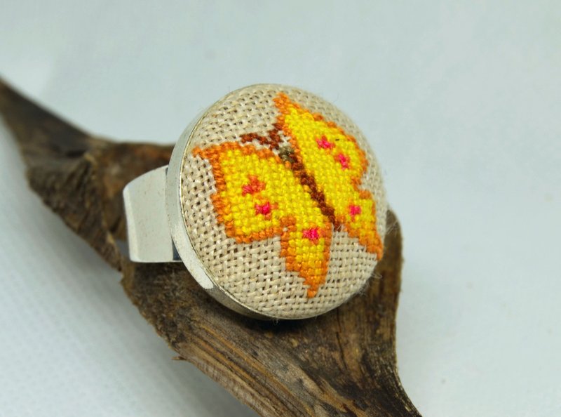 Yellow butterfly embroidered ring, Cross stitch nature jewelry - แหวนทั่วไป - งานปัก สีเหลือง