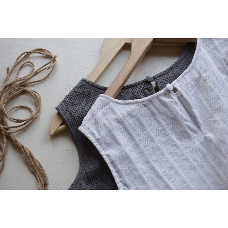 Sleeveless lace fabric in it. - Women's Vests - Cotton & Hemp White