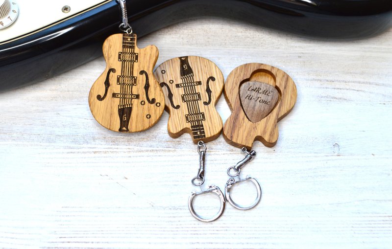 keychain Jazz Guitar form with wooden guitar pick from walnut wood personalized - ที่ห้อยกุญแจ - ไม้ หลากหลายสี