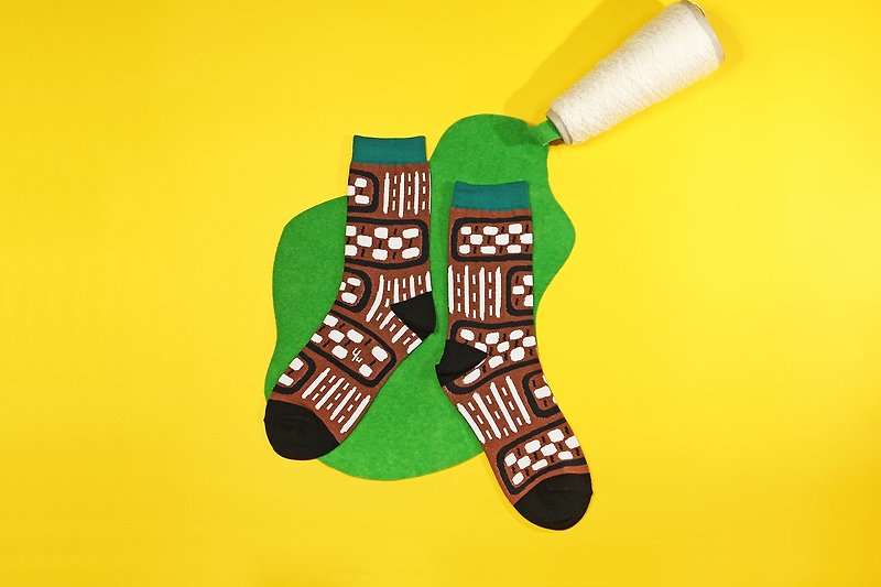 Vertical Pots Brown Unisex Crew Socks | colorful fun & comfortable socks - ถุงเท้า - ผ้าฝ้าย/ผ้าลินิน สีนำ้ตาล