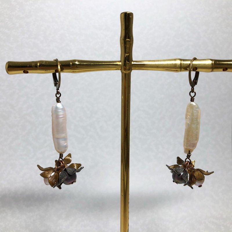 Bronze flower pearl earrings - ต่างหู - วัสดุอื่นๆ ขาว