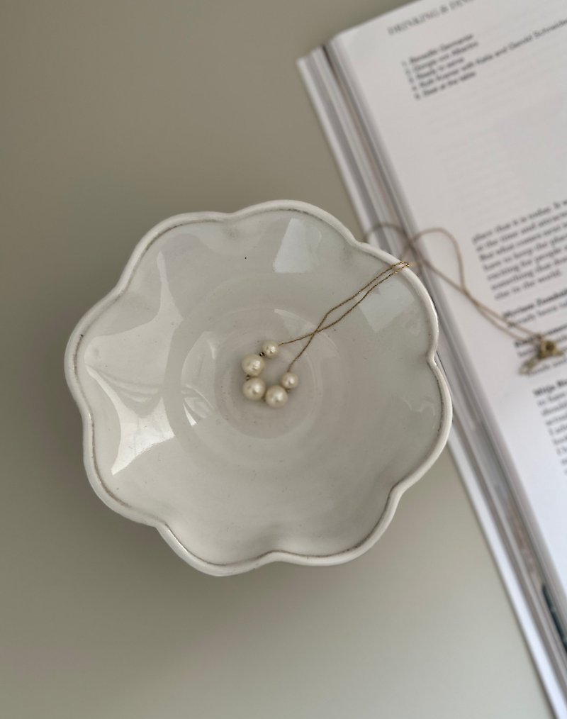 ดินเผา จานเล็ก ขาว - Scalloped edged handmade small ceramic bowl