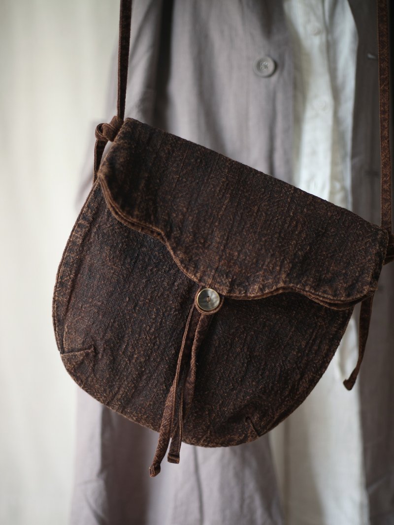植物染斜背袋棕色復古風斜挎包手工天然染色苧麻布細揹帶手機包 - 側背包/斜背包 - 棉．麻 咖啡色
