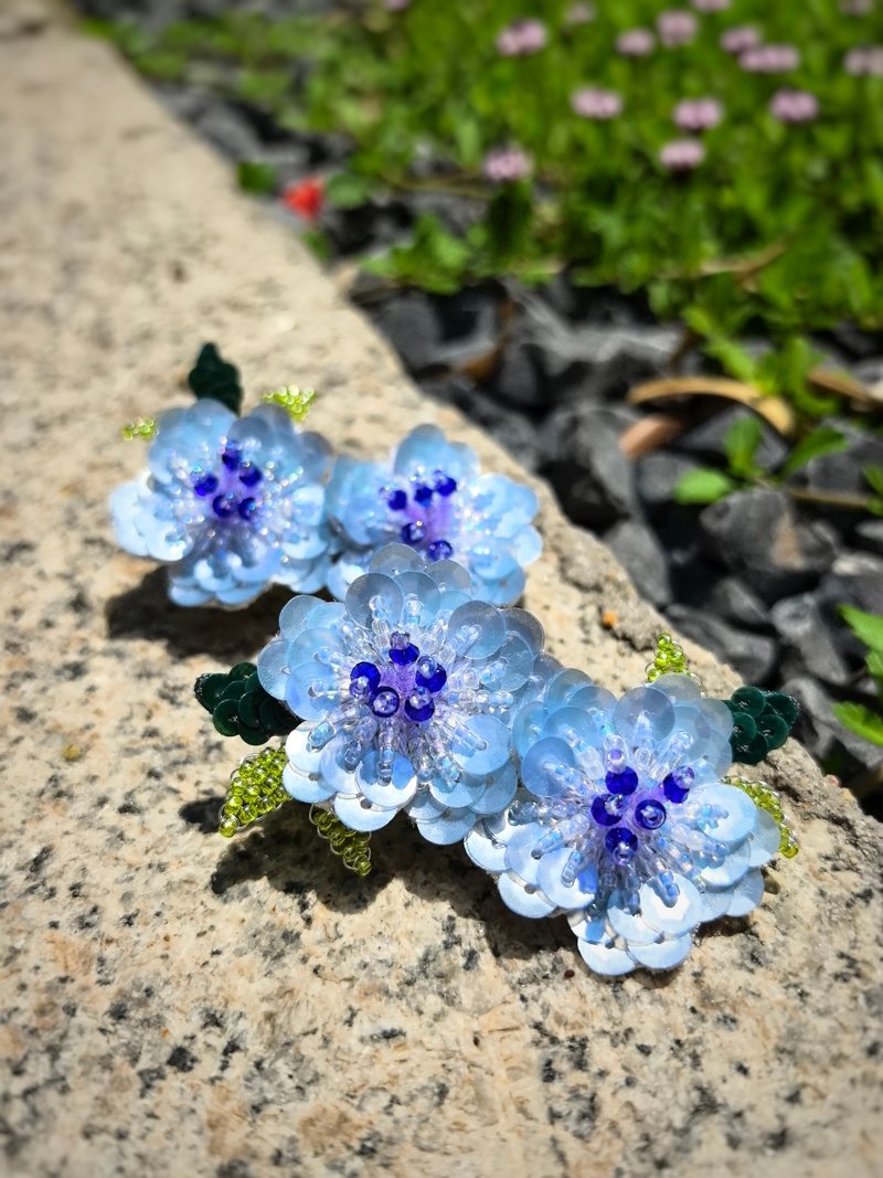 粉蝶花法式刺繡耳釘 | 原創設計 - 耳環/耳夾/耳骨夾 - 塑膠 藍色