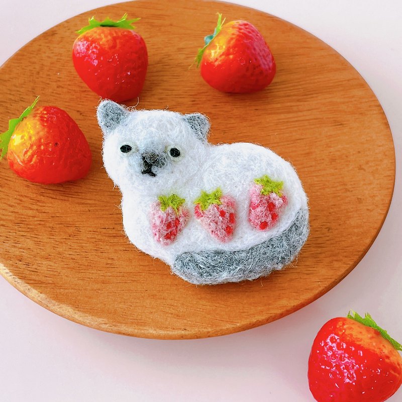 The gentle arrival of spring A cat brooch wearing strawberries Cat's Day Cat brooch New spring colors Cat - เข็มกลัด - ขนแกะ สีแดง