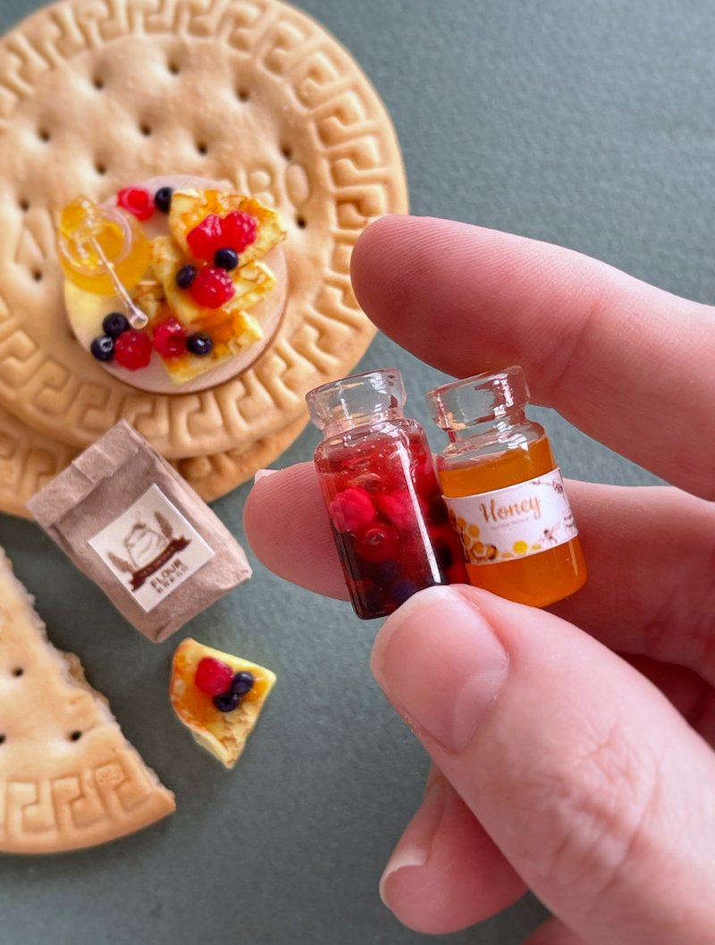 Miniature set with pancakes, honey and berry jam - ตุ๊กตา - วัสดุอื่นๆ หลากหลายสี