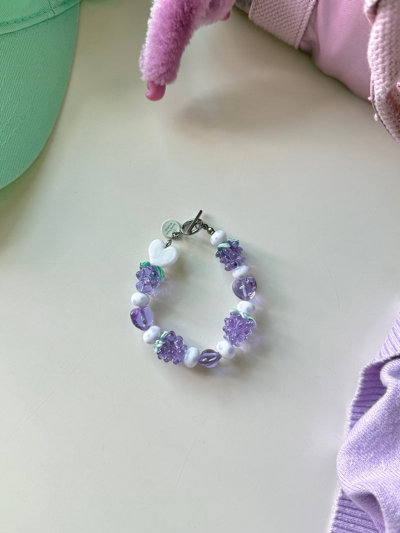 Lovely Grape Bracelet A bracelet of purple and white Murano glass beads, featuring grape and heart charms. - 手鍊/手環 - 玻璃 紫色