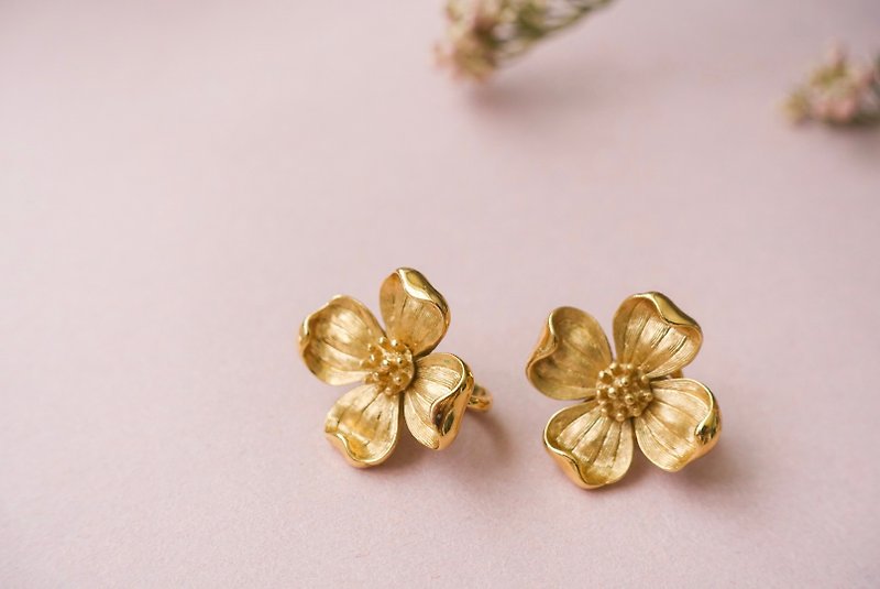 1960s American Antique Trifari Golden Hawthorn Flower Clip Earrings - ต่างหู - โลหะ สีทอง