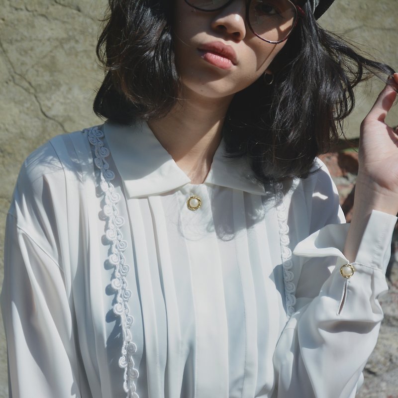 Blossoming | long-sleeved vintage shirt - เสื้อเชิ้ตผู้หญิง - วัสดุอื่นๆ ขาว