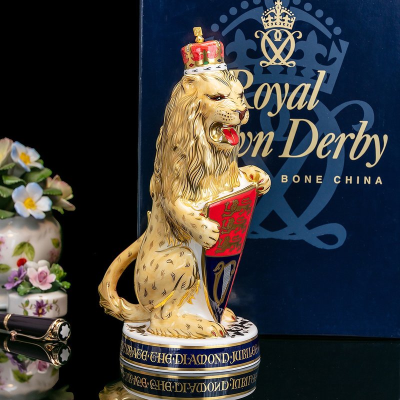 Limited to 250 British Royal Crown Derby 2012 Queen Protector Royal Beast Lion King Paperweight - ของวางตกแต่ง - เครื่องลายคราม 