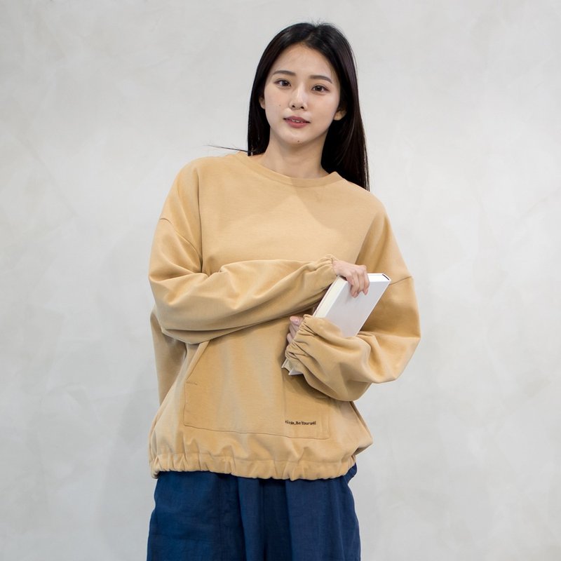 【Simply Yours】大口袋刺繡logoT 卡其F - 女上衣/長袖上衣 - 棉．麻 卡其色