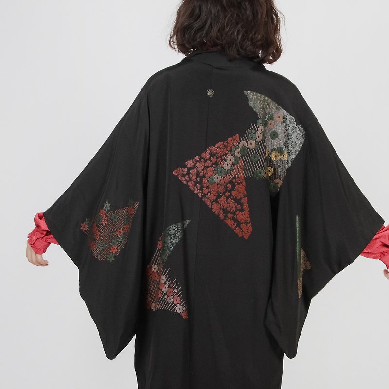 [Egg Plant Vintage] Geometric Flower Field Glitter Textured Vintage Kimono Feather - เสื้อแจ็คเก็ต - เส้นใยสังเคราะห์ สีดำ