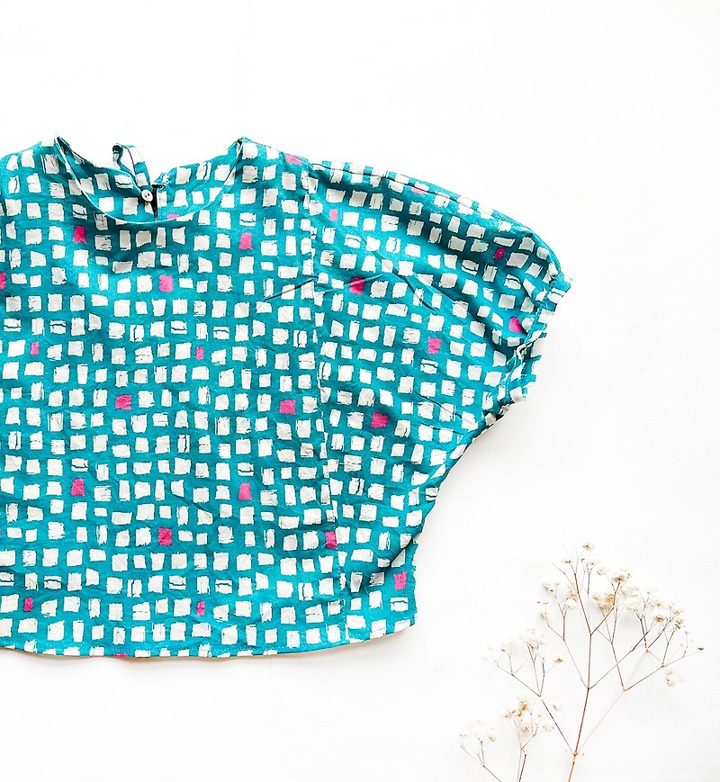Dopamine contrast square airy bubble sleeve loose top - เสื้อยืด - ผ้าฝ้าย/ผ้าลินิน สีน้ำเงิน