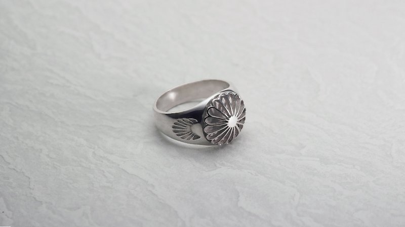 Silver Seal Ring with Juuroku Kiku - แหวนทั่วไป - โลหะ สีเงิน