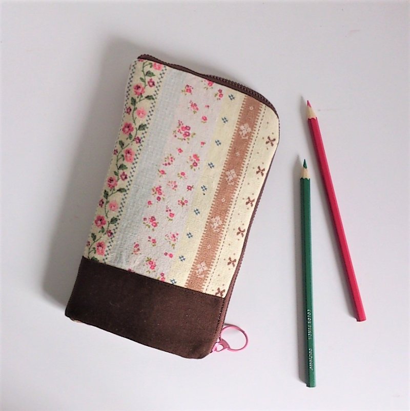 Standing Pen Case (Brown Country Floral) - กล่องดินสอ/ถุงดินสอ - ผ้าฝ้าย/ผ้าลินิน สีนำ้ตาล