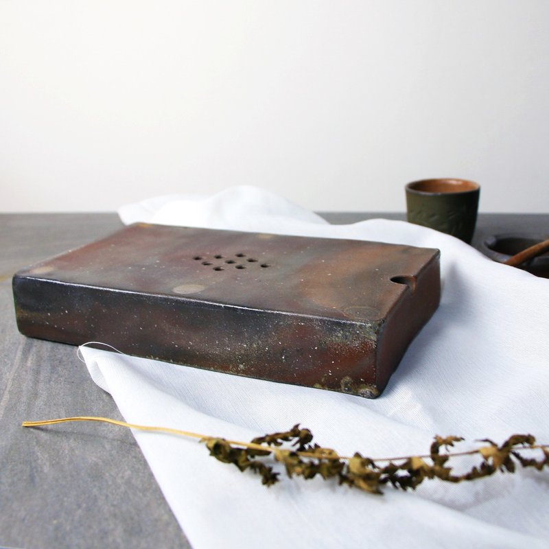 方磚壺承 有孔 新彩燒 柴燒陶藝 手作作品 茶盤 | 陳威恩作品 - 茶壺/茶杯/茶具 - 陶 金色