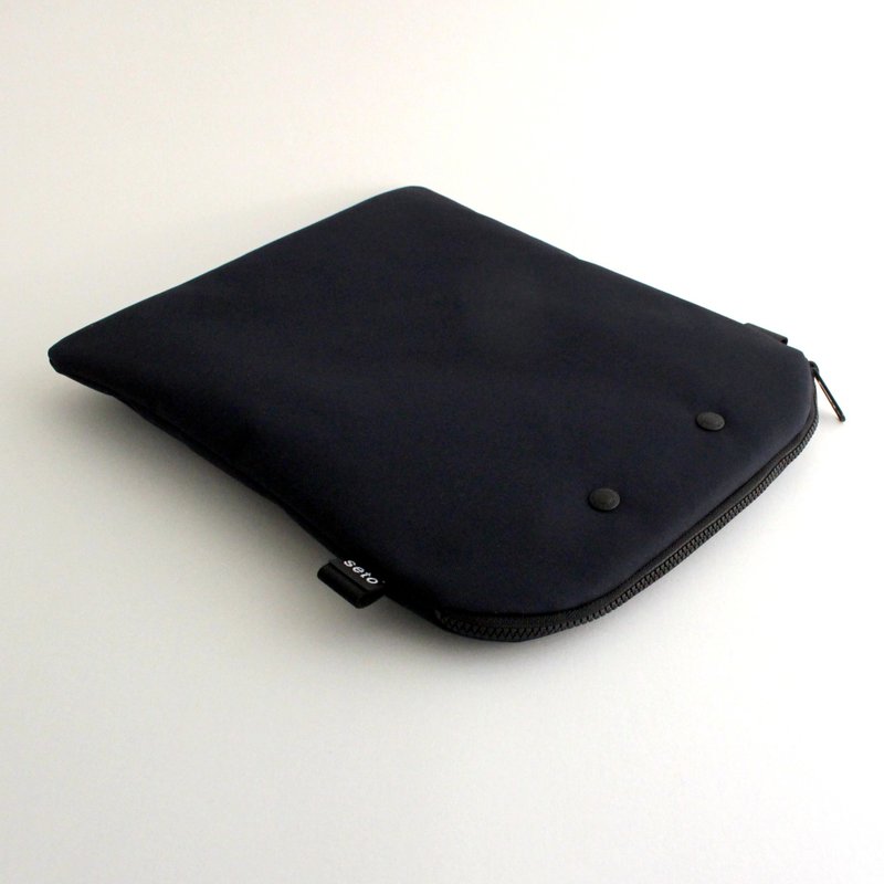 seto / creature bag / PC case / Bag in bag / Case A4 / Black - 化妝包/收納袋 - 聚酯纖維 黑色