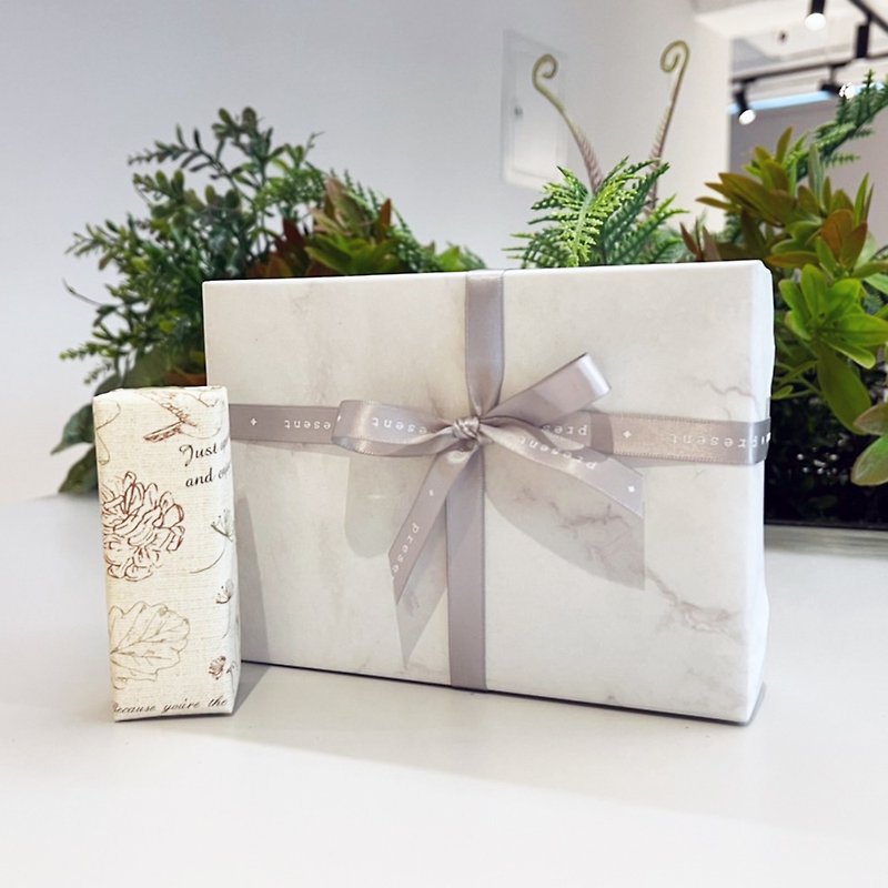 【HERSTORY】Gift wrapping service (color, packing form random) - Fragrances - Paper Multicolor