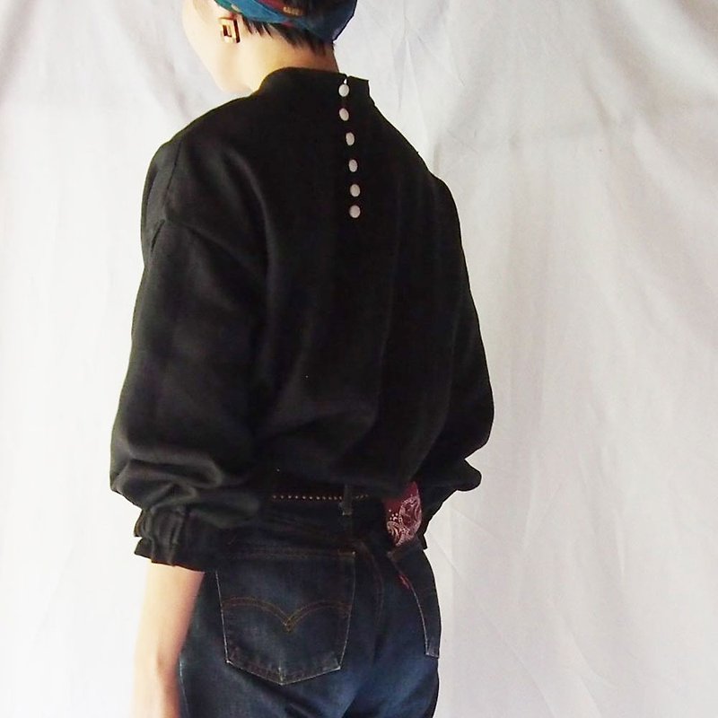 Black x White Button High Neck Linen Blouse - เสื้อเชิ้ตผู้หญิง - ผ้าฝ้าย/ผ้าลินิน สีดำ