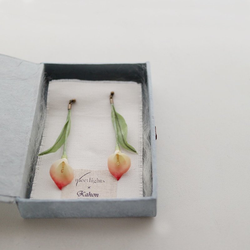 Exclusive Collaboration Hand-Dyed Fabric Flower Water Plantain Earrings - เข็มกลัด - ผ้าฝ้าย/ผ้าลินิน สึชมพู