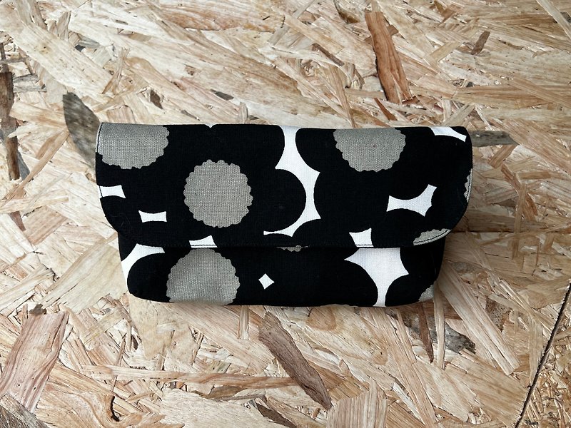 Oh Cards Bag/Pouch, Japan Fabric, Nordic Floral Print (Black) - กระเป๋าเครื่องสำอาง - ผ้าฝ้าย/ผ้าลินิน สีดำ