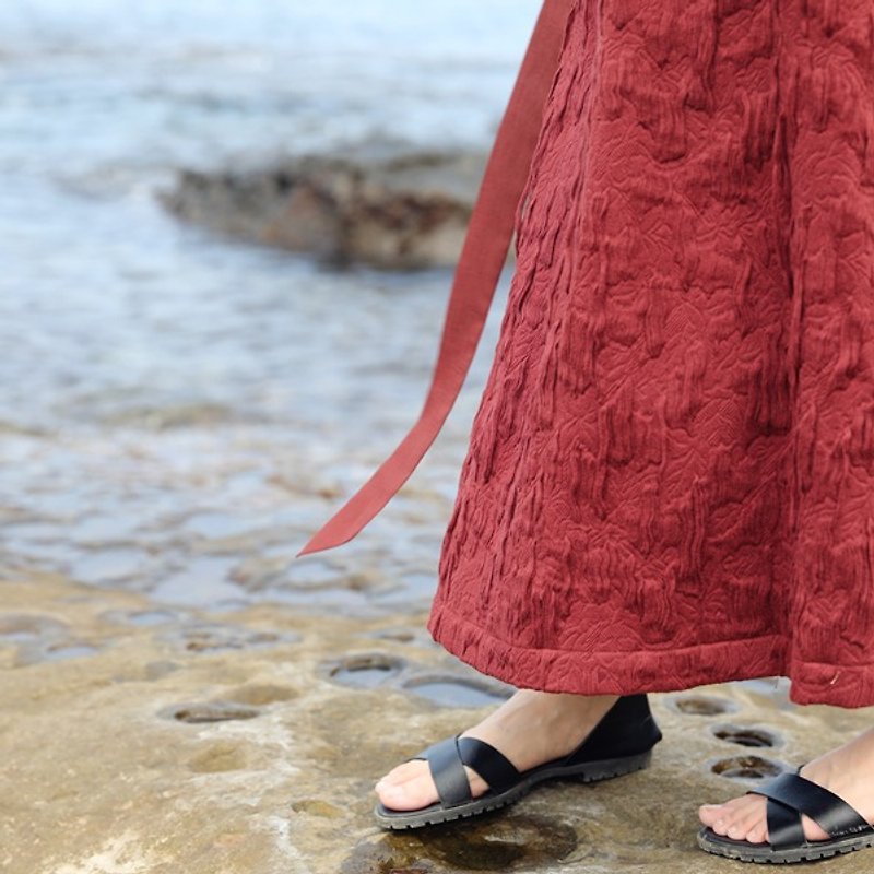 【擲布為衣 花火】喇嘛紅肌理棉麻半裙 原創設計 - 裙子/長裙 - 棉．麻 紅色