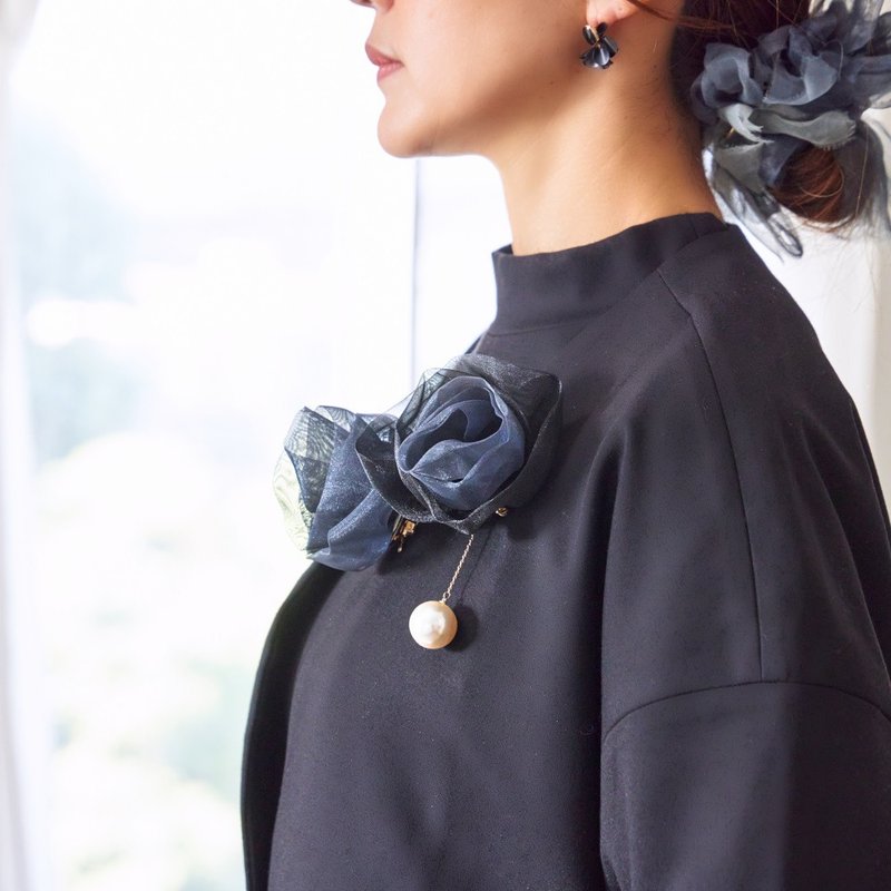 ペアで彩る咲き編みの花コサージュ | ルシファー (ブラック) - 胸花/手腕花 - 聚酯纖維 黑色