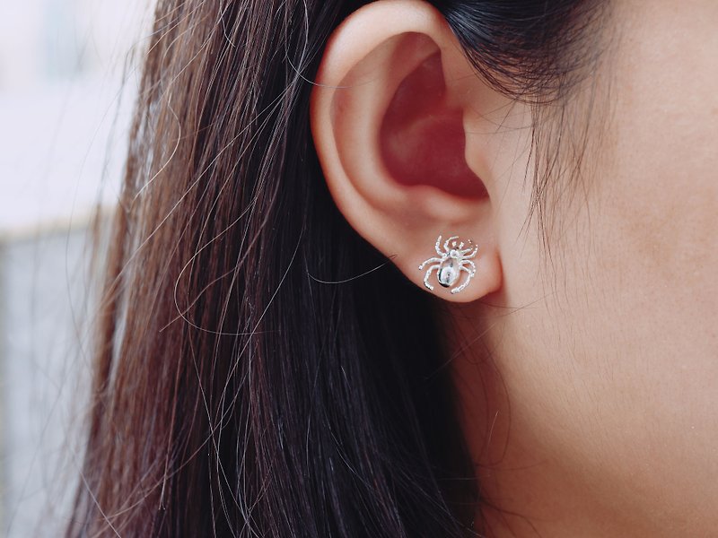 Three-dimensional little spider (sterling silver earrings women's handmade silver jewelry Halloween) - ต่างหู - เงินแท้ สีเงิน
