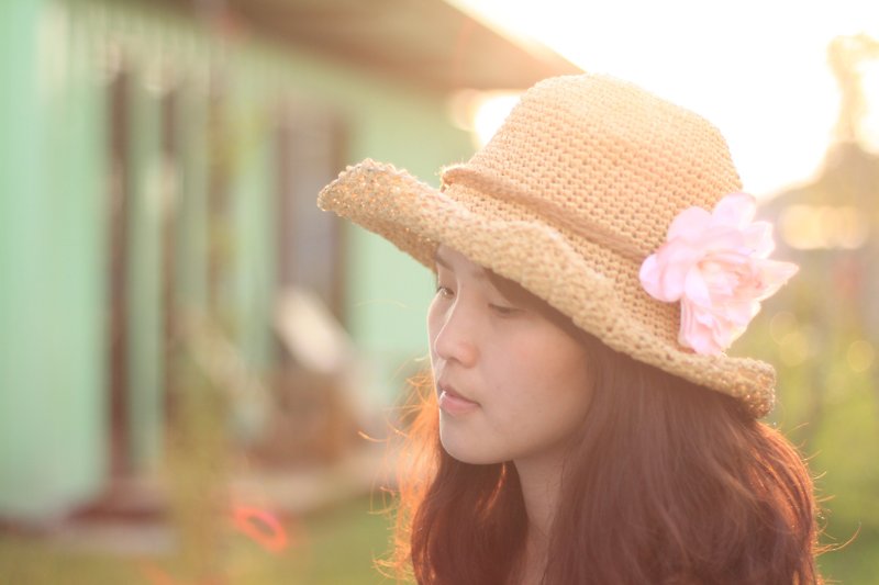 Hand-woven dome wavy straw hat with wide brim can be rolled and folded for storage